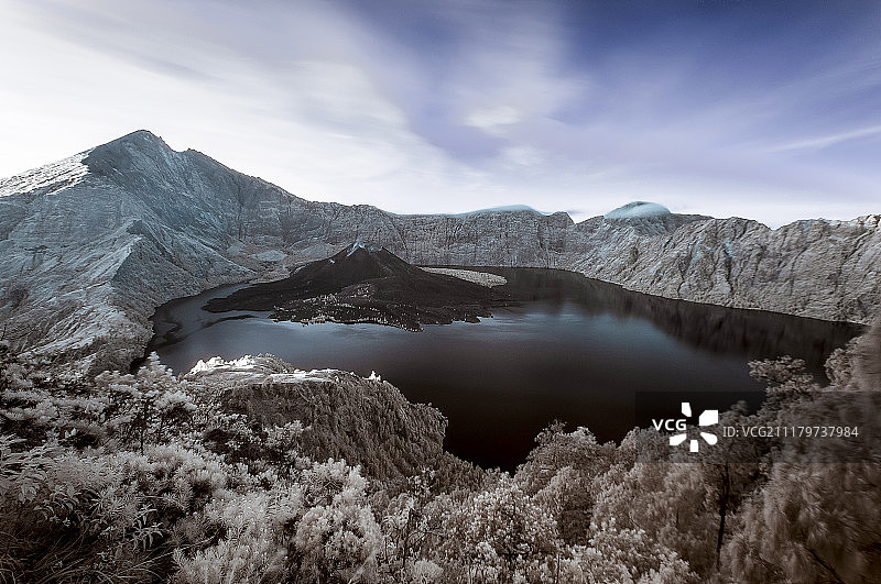 林贾尼火山的超现实陨石湖风光图片素材