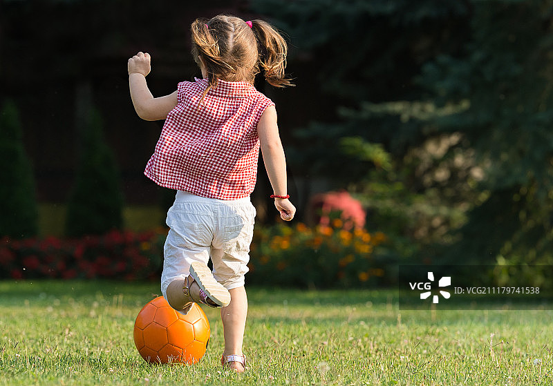 女孩踢球图片素材