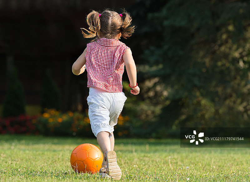 女孩踢球图片素材