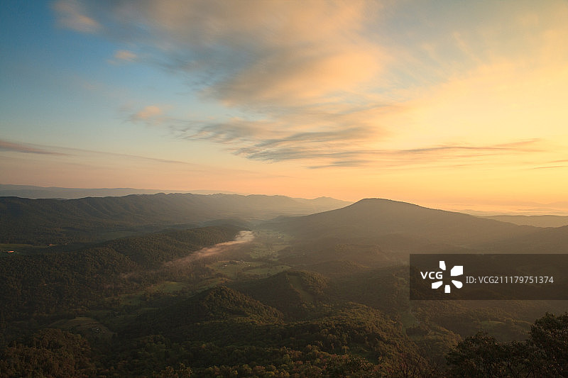 山谷日出图片素材