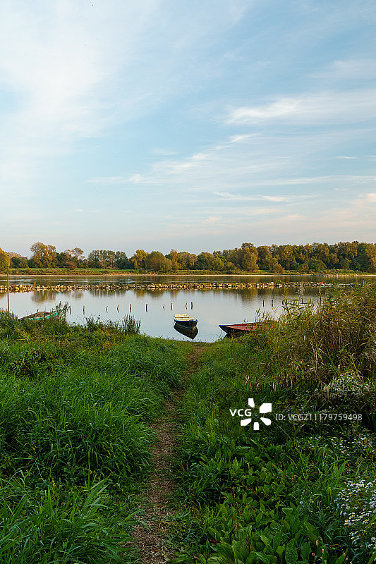 湖畔草场蓝天美景图片素材