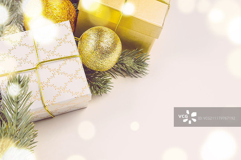 圣诞礼品盒和彩球图片素材