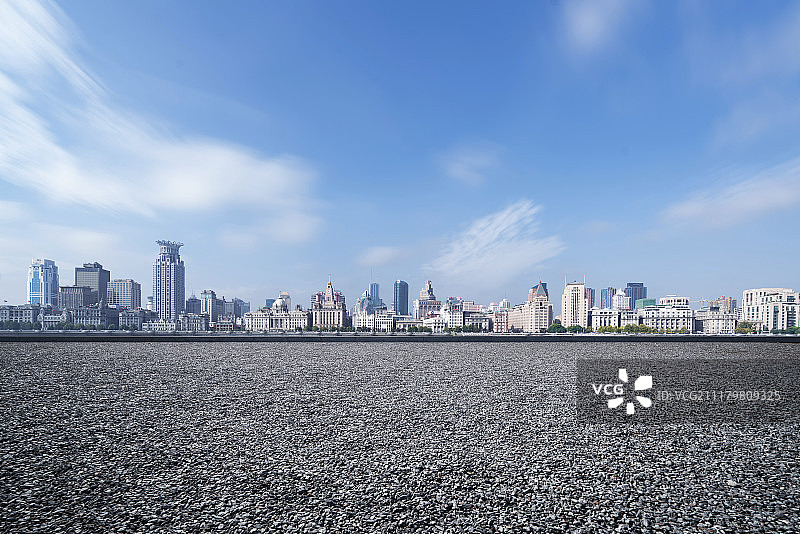 在碎石路上看上海外滩图片素材