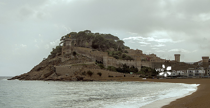 海景与顶天建筑图片素材