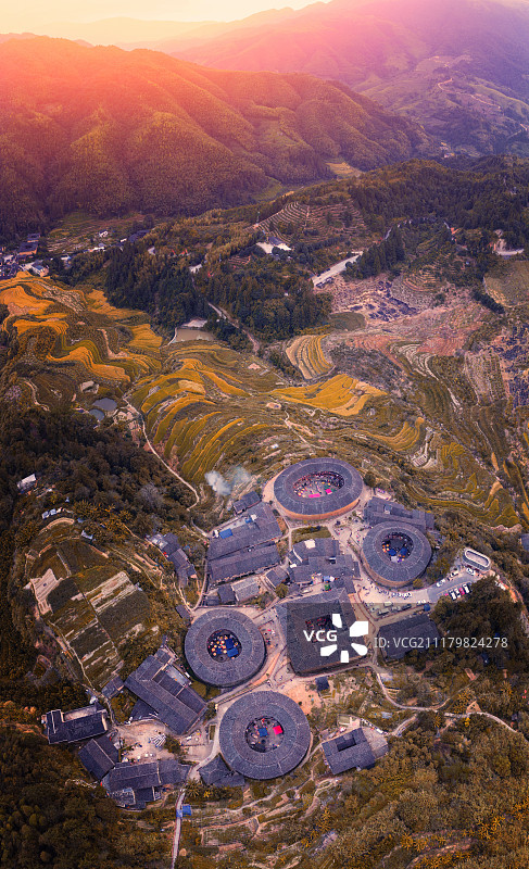 航拍福建省漳州市南靖县田螺坑土楼图片素材