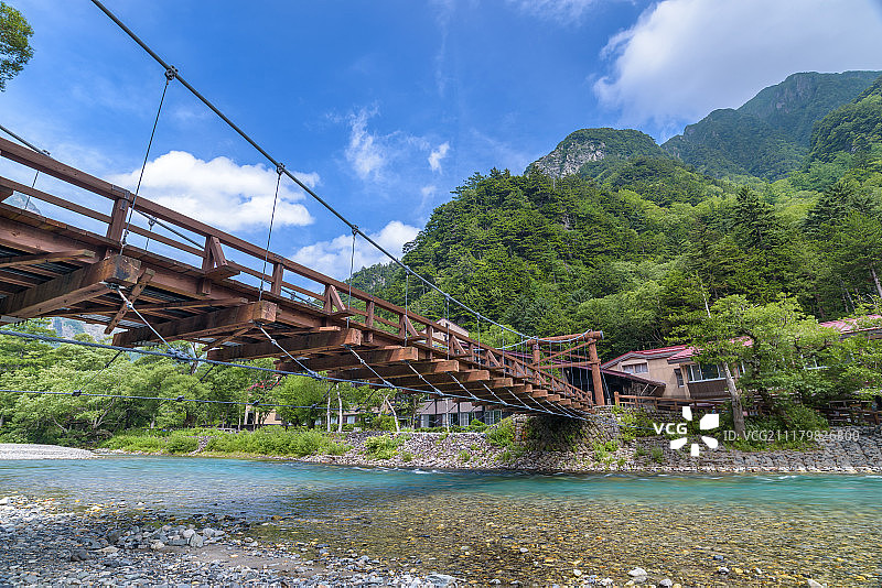日本长野县上高地穗高山与河童桥图片素材