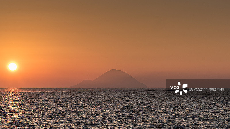 地平线上的菲利库迪岛图片素材