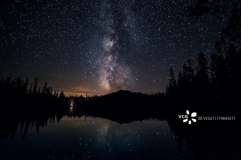 峰顶湖的宁静夜晚图片素材