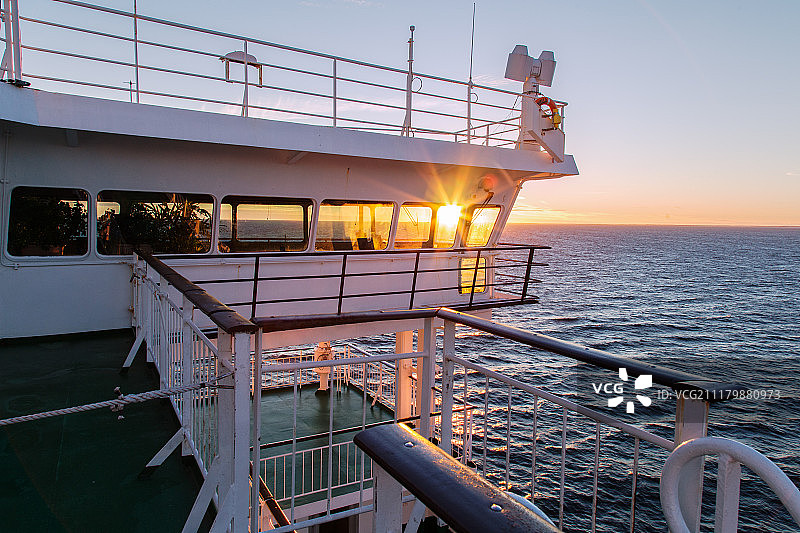 从渡轮的开放甲板上看到的控制室图片素材