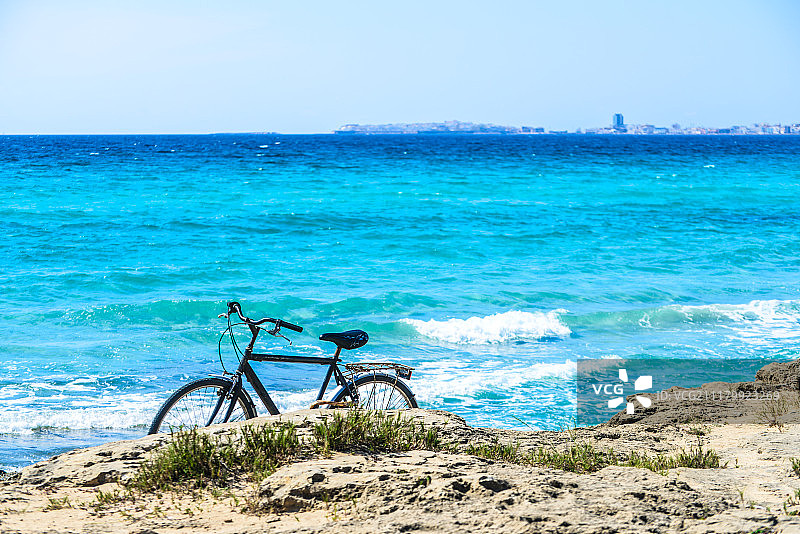 夏日海边的自行车图片素材