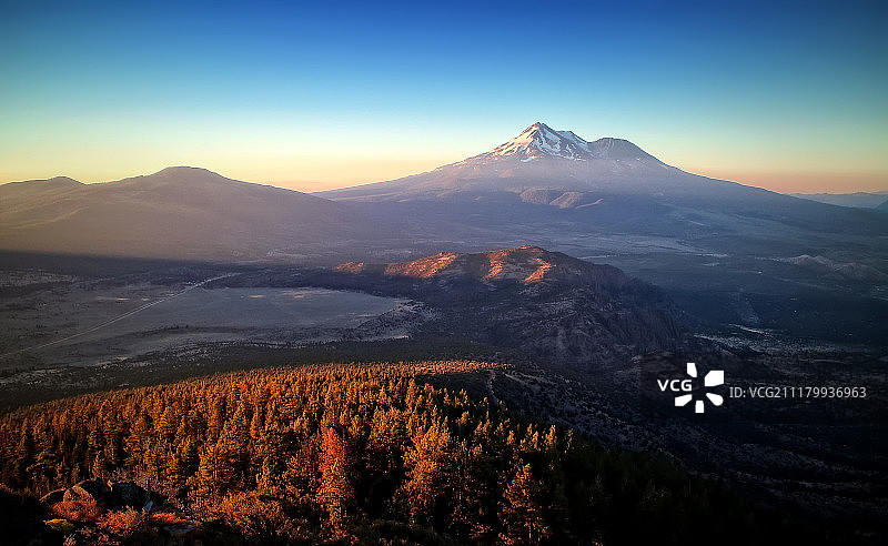 沙斯塔山日出图片素材
