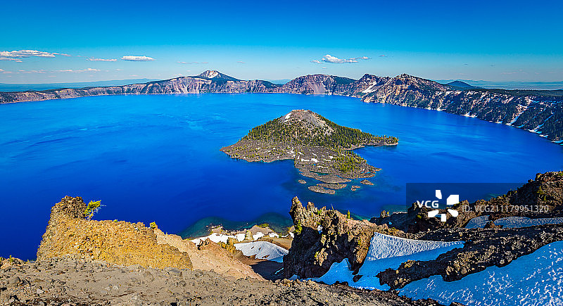 深蓝色湖泊图片素材