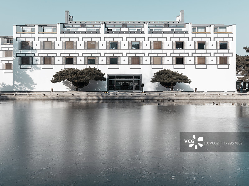 倒映在冬天结了冰的湖畔的香山饭店图片素材