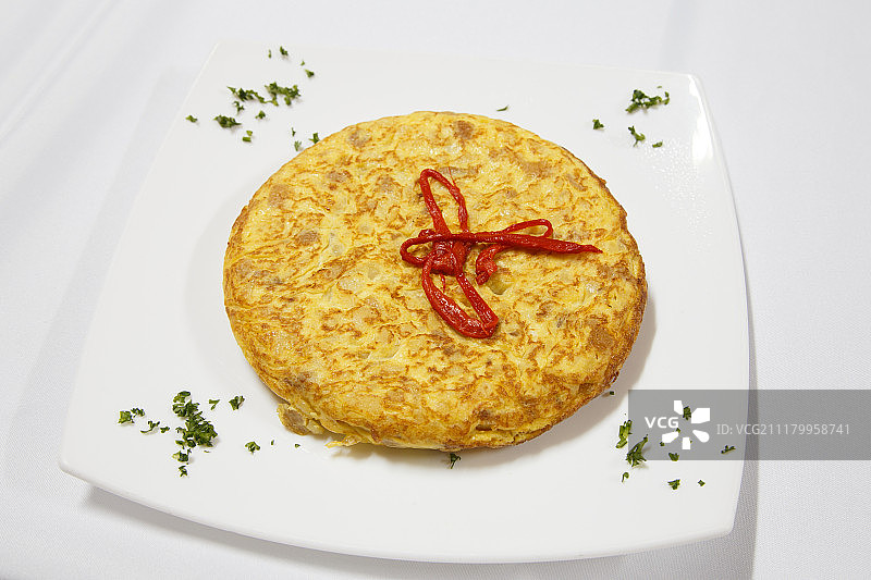 西班牙美食：土豆煎蛋配沙拉图片素材