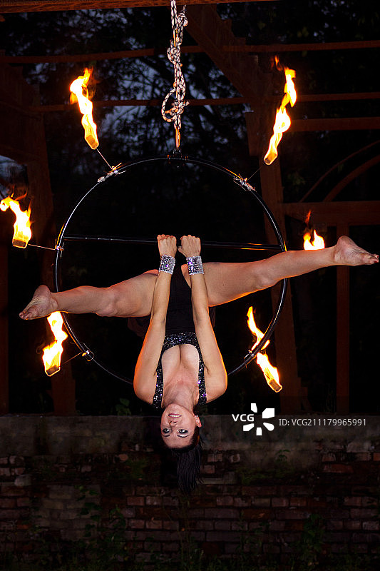 空中杂技演员与棕榈火炬图片素材