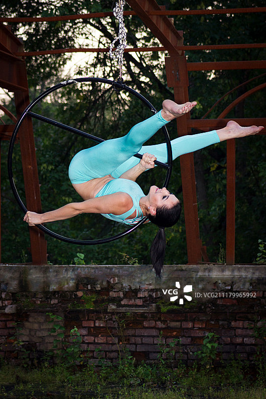 环上杂技演员图片素材