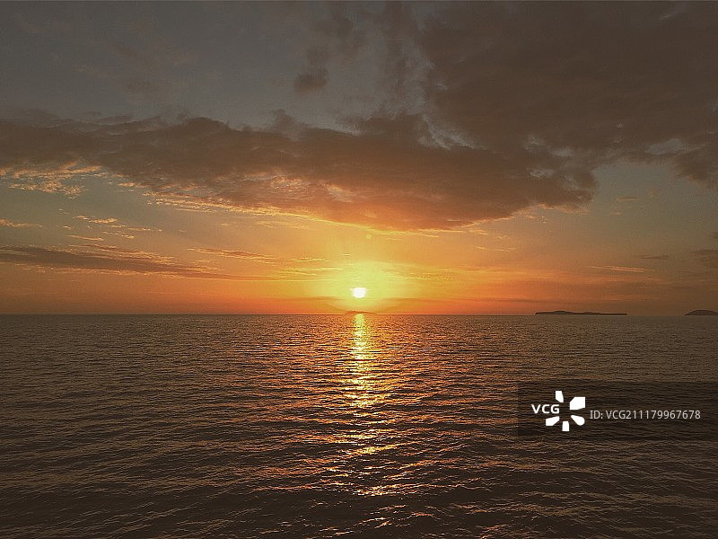 从科斯-卡利姆诺斯渡轮上看到的日落图片素材