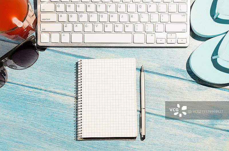 沙滩桌上的键盘图片素材