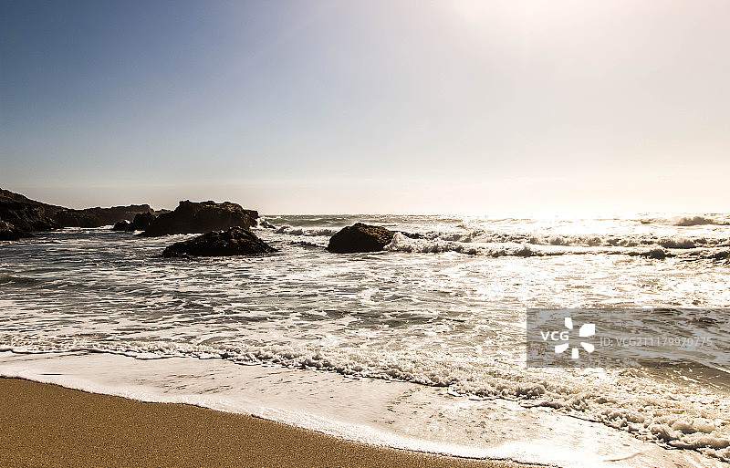 碧空映衬下的海滩风景图片素材
