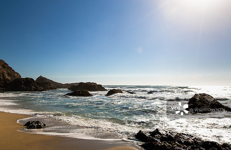 碧空映衬下的海滩风景图片素材