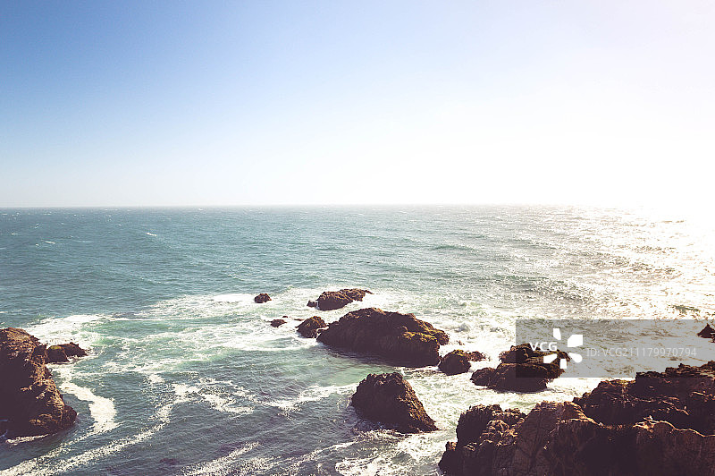 碧空映衬海中岩景图片素材