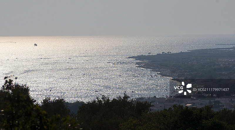 晴朗天空下的海洋高角度视图图片素材