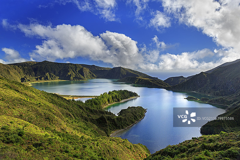 圣米格尔岛火湖和绿色山谷图片素材