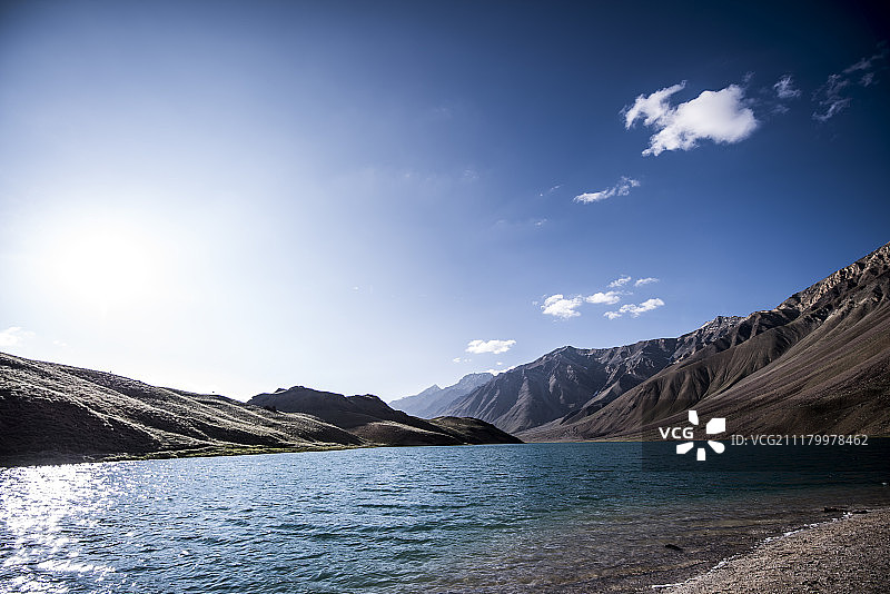 2016年白天拍摄的月亮湖图片素材