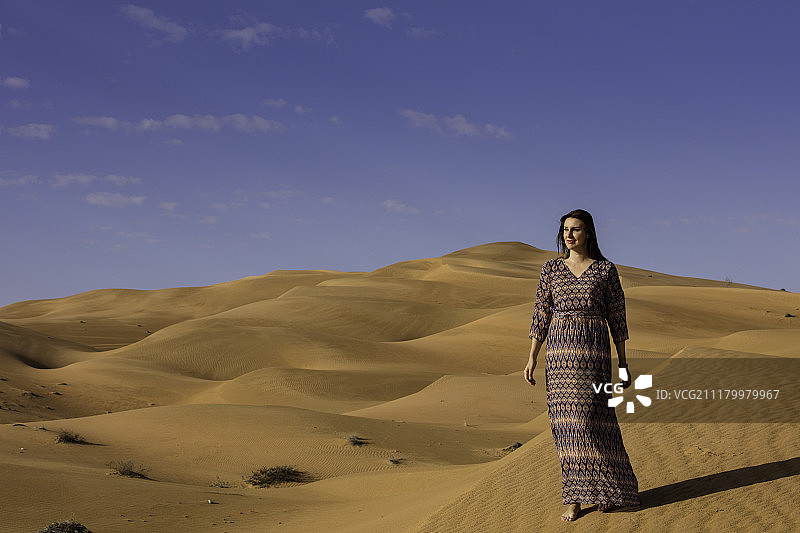 安娜在空旷的沙漠中图片素材