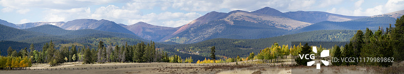 带栅栏的山脉背景图片素材
