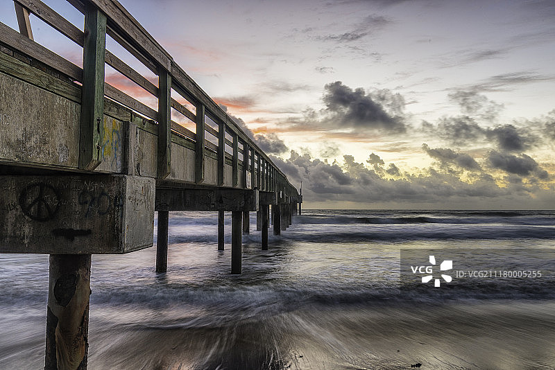 “向痛苦敞开，被雨水穿透”图片素材