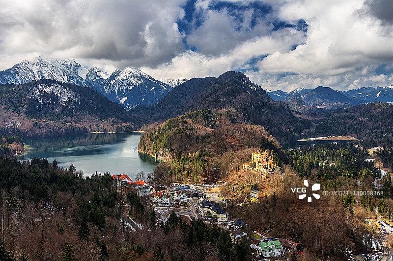 德国夏季的阿尔卑斯山和湖泊，取自新天鹅堡旁边的山丘图片素材