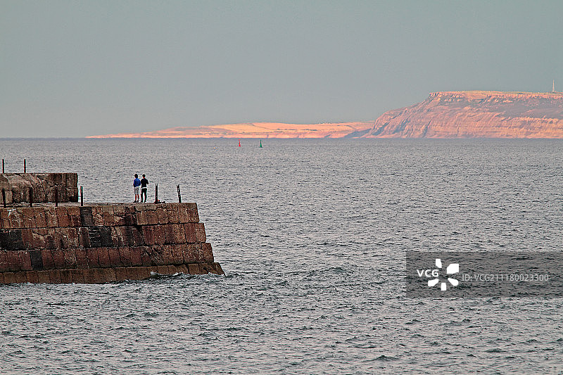 在悬崖边钓鱼图片素材