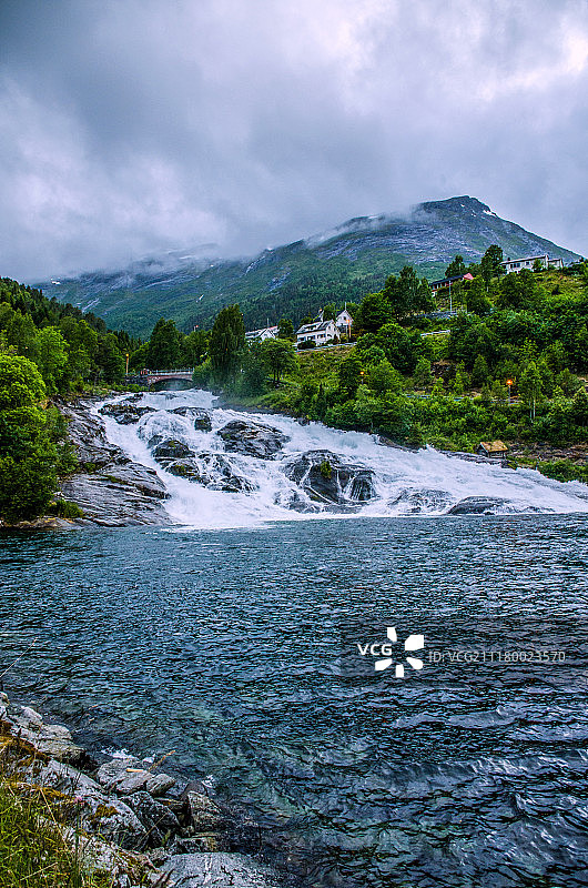 村庄瀑布图片素材