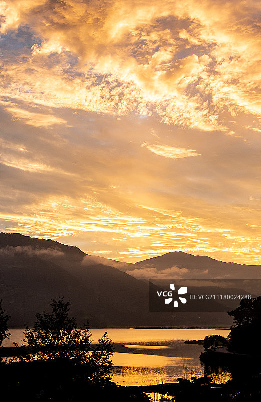 博卡拉费瓦湖的金色时分图片素材