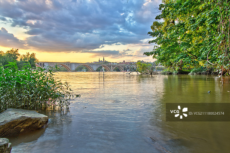 基桥七月图片素材