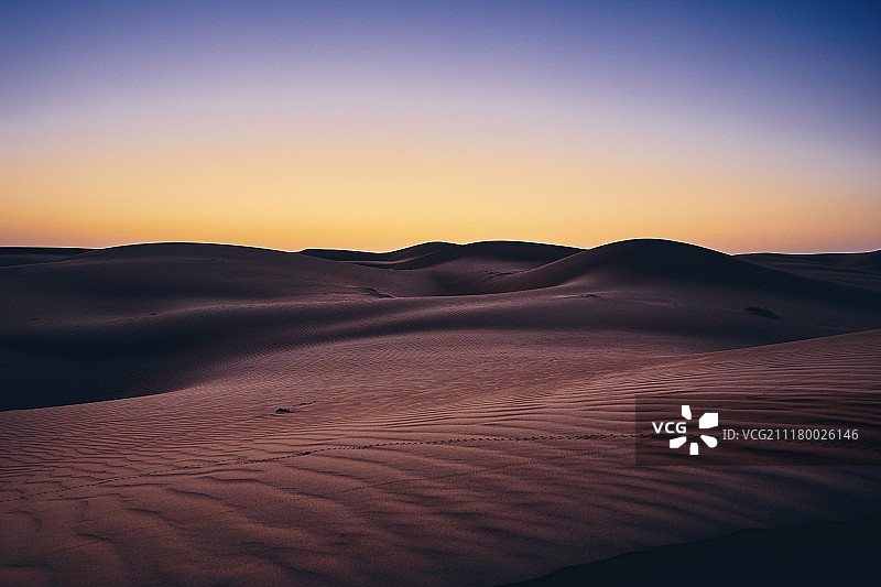 日出前的沙漠图片素材