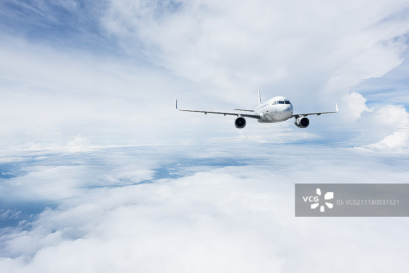 飞机高空飞行图片素材