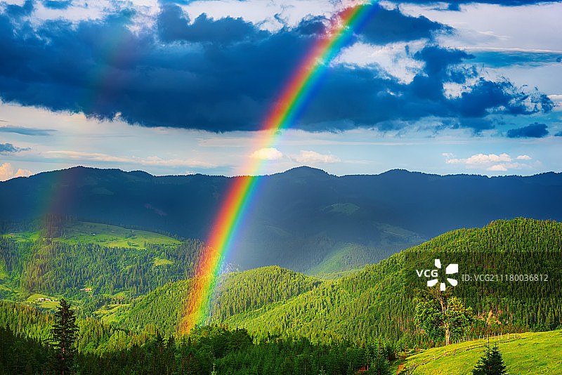 山脉与彩虹图片素材