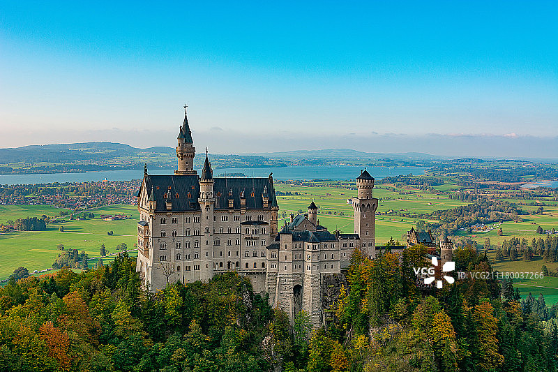 新天鹅堡及湖泊山脉风光图片素材