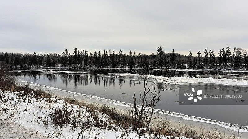 冰川顺流而下图片素材
