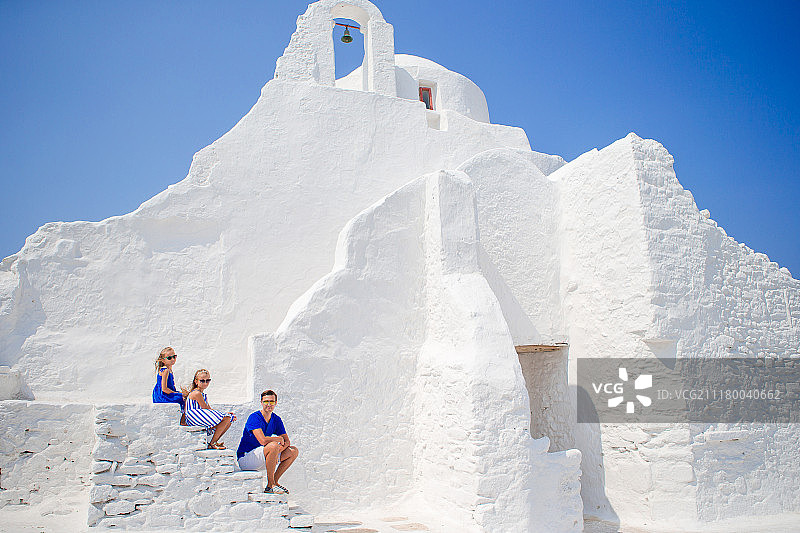 快乐的一家人在希腊米科诺斯岛帕拉波尔蒂亚尼教堂附近图片素材