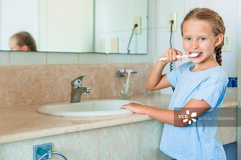 小女孩在浴室里刷牙图片素材