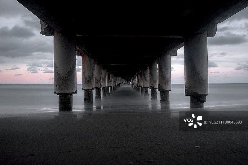 城市中的对称之美图片素材