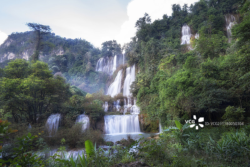 泰国达府的提洛苏瀑布云雾缭绕图片素材