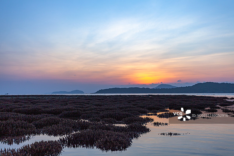 岛屿背后的日出图片素材