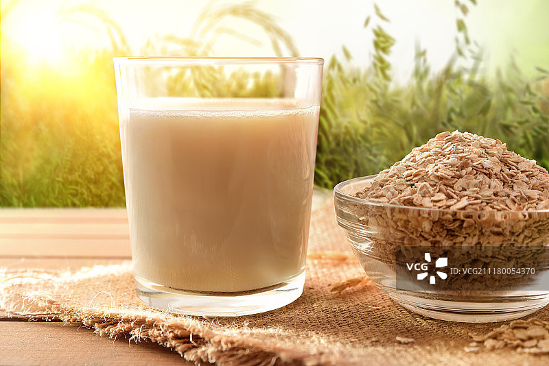 燕麦饮品和谷物片特写图片素材