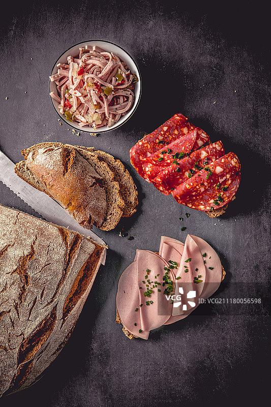 乡村面包配新鲜西班牙香肠和意大利肉肠图片素材