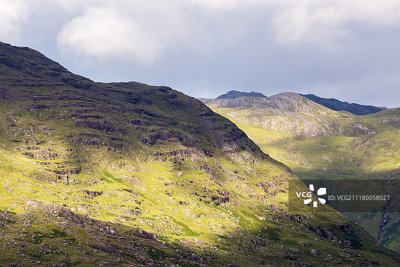 阳光下的山丘图片素材