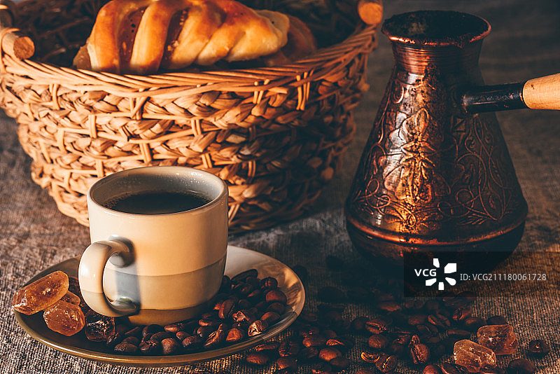一杯土耳其咖啡配土耳其咖啡壶图片素材